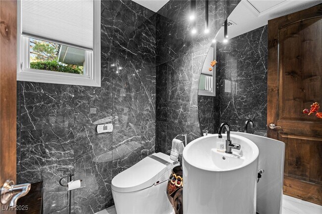 Building Photo - 2057 Troon Dr