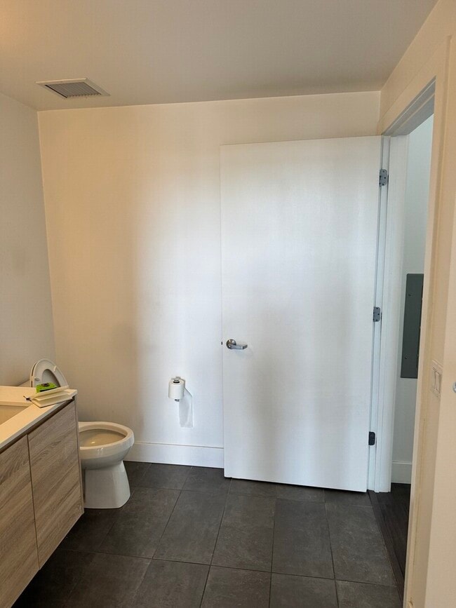 Building Photo - 4000 W Diversey Ave