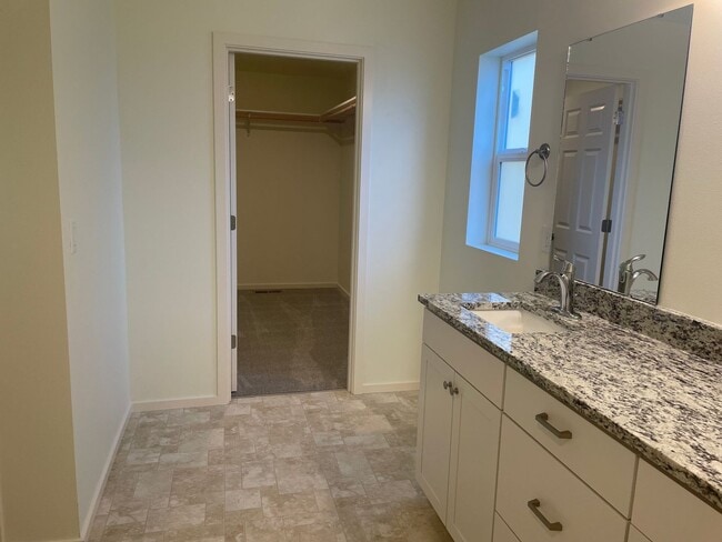 Building Photo - Single Level Freeland Home and Pet Friendly!