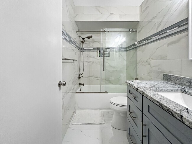 Building Photo - Beautifull 2-Bedroom End-Unit Villa in Palm Harbor!