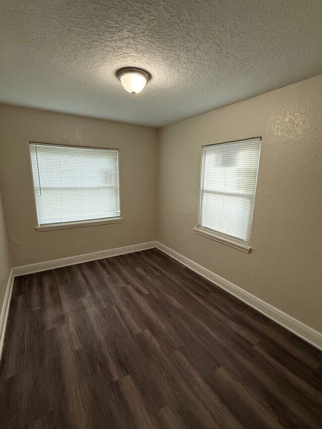 Building Photo - 3 Bedroom, 2 1/2 Bath Single Family Home W...