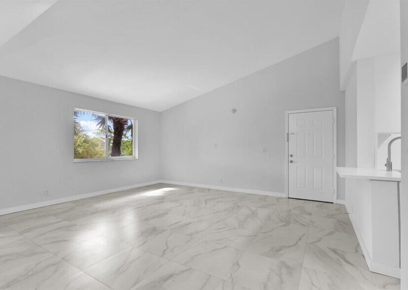 Building Photo - 3430 Pinewalk Dr N