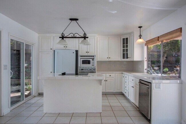 Building Photo - Beautiful 4B/2BA Home in Rancho Bernardo for Lease!