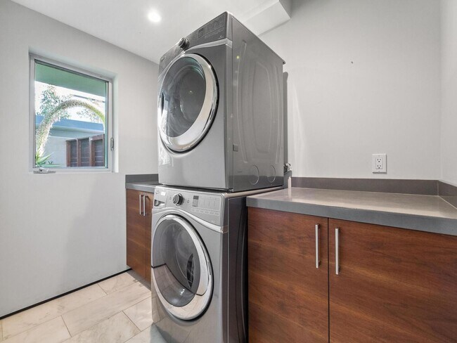 Building Photo - Solana Beach Paradise