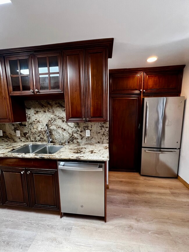 Building Photo - 7505 Hampton Ave