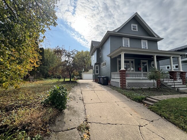 Building Photo - 980 6th St E