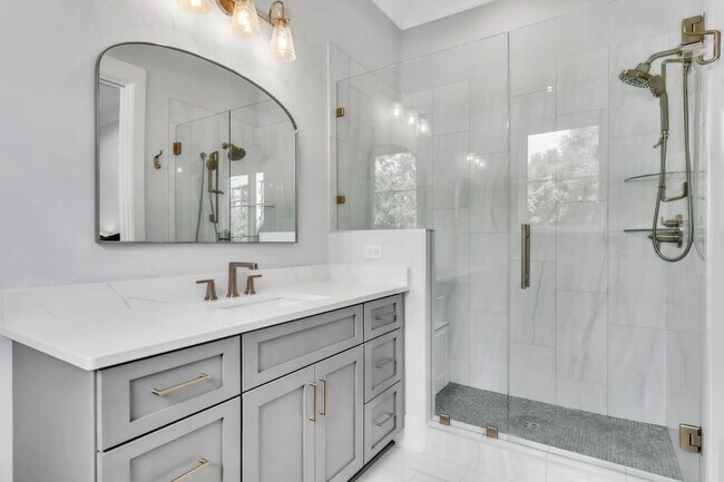 Building Photo - Condo Available Downtown Greenville!