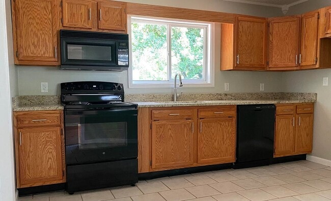 Building Photo - Easy Living in Red Bank! 3 Bedroom 1.5 Bathroom