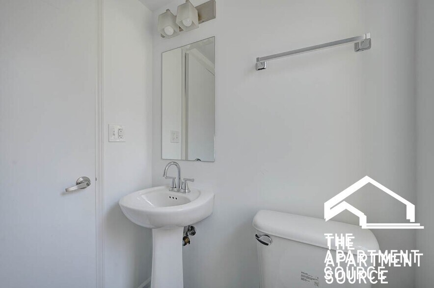 Building Photo - 925 W Carmen Ave