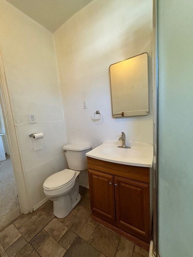 Building Photo - 828 S Maple Ave