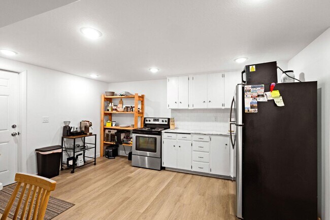 Building Photo - 204 Dove Ave