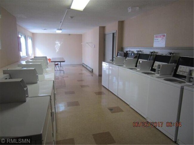 Building Photo - 1601 N Innsbruck Dr