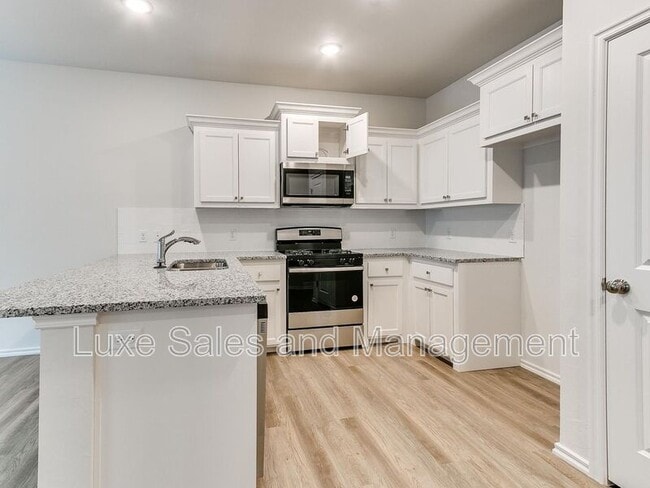 Building Photo - 3703 N Divis Ave