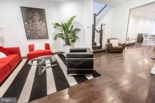 Building Photo - 1890 Ontario Pl NW