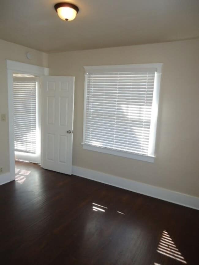 Building Photo - 2 bedroom 1 bathroom Craftsman Home locate...