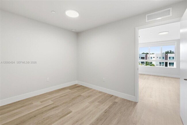 Building Photo - 2505 NE 193rd St