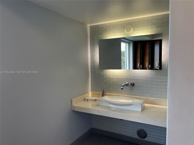 Building Photo - 16001 Collins Ave