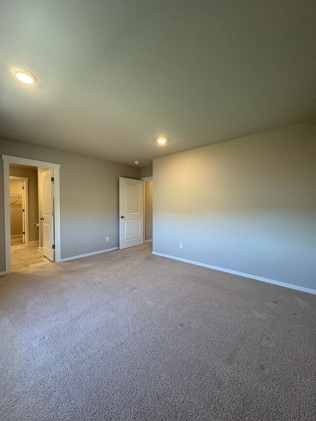 Building Photo - Modern 4-Bed Home for Rent