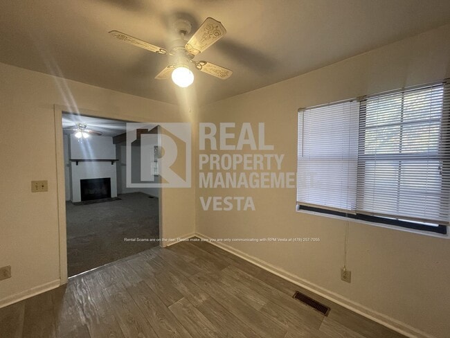 Building Photo - 631 Maplewood Dr