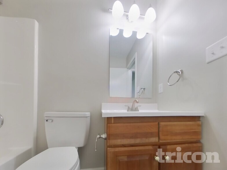 Building Photo - 6050 E Solitude Ct