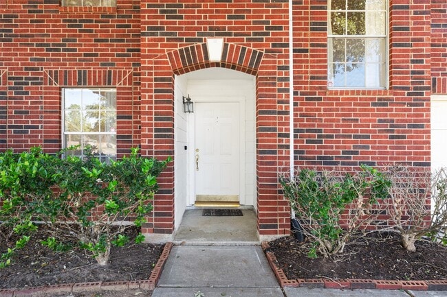 Building Photo - 17103 Canterbury Green Ct