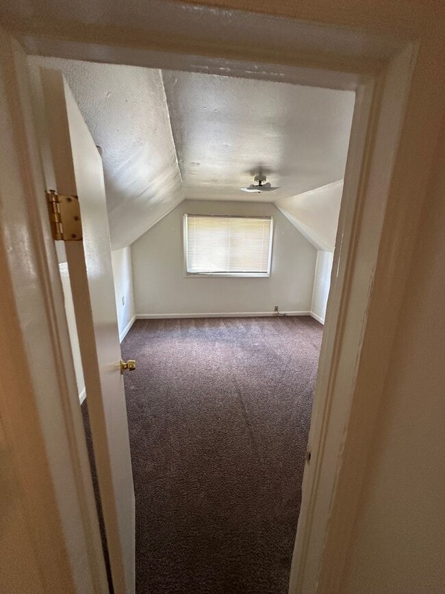 Building Photo - House for rent: Four bedroom,One bath, sto...