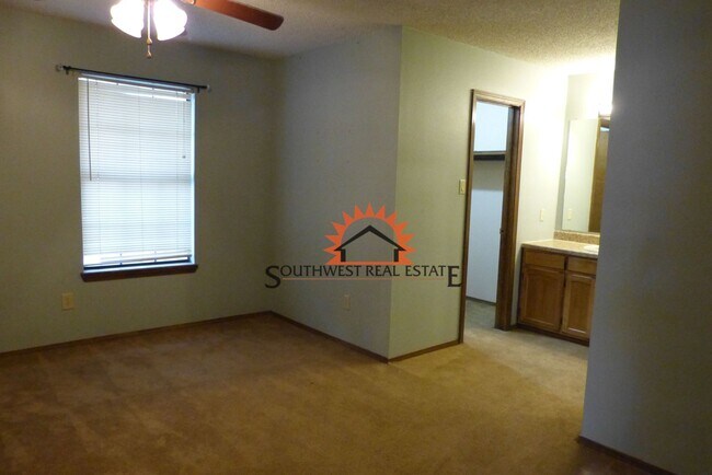Building Photo - Lovely 3 bedroom 2 bathroom brick home wit...