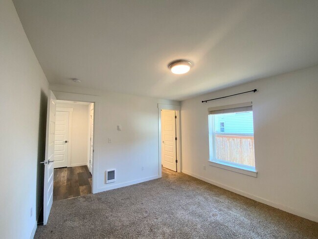 Building Photo - Vintage University Place Four Bedroom