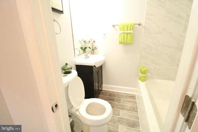 Building Photo - 702 71st Ave