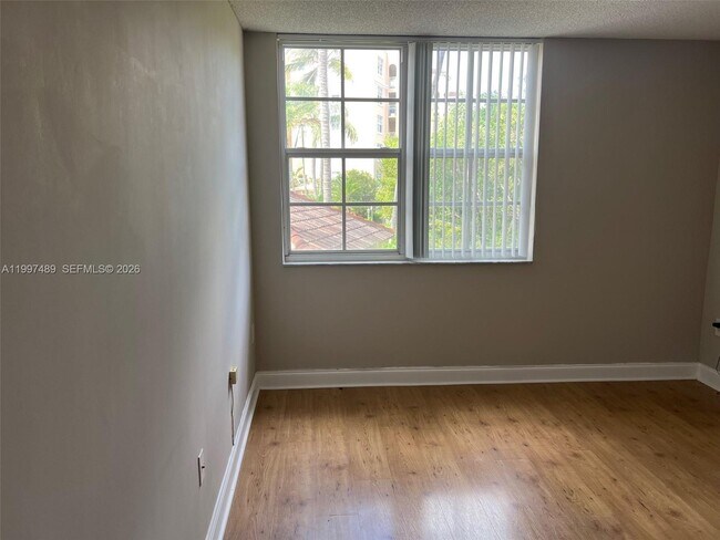 Building Photo - 19701 E Country Club Dr