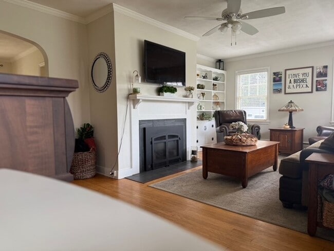 Primary Photo - Beautiful Single Family Home In The Heart ...