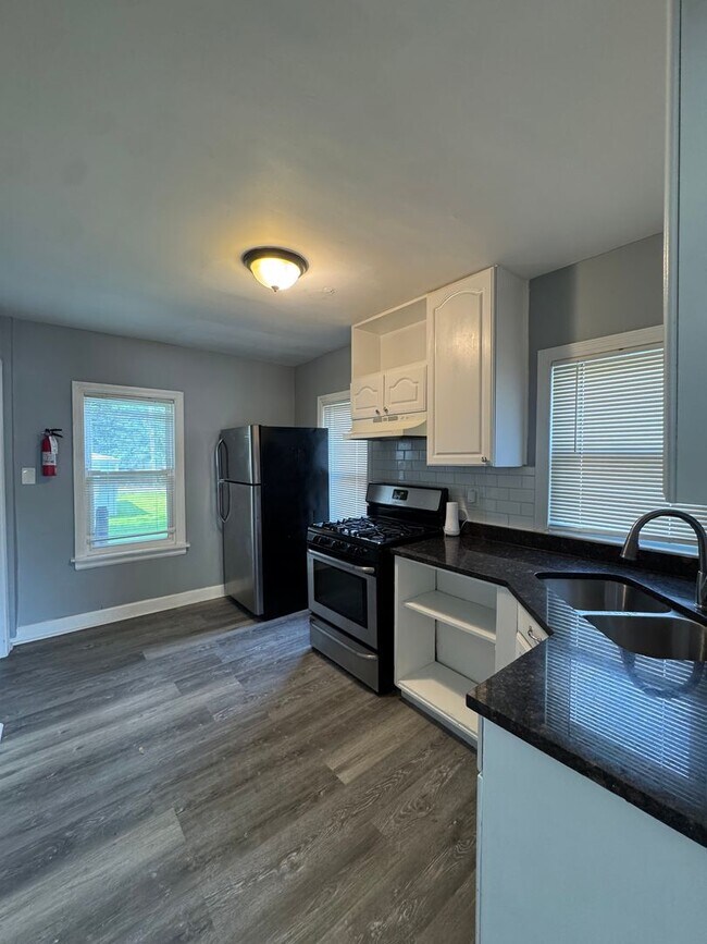 Building Photo - 2 Bedroom 1 Bathroom house in Calumet Park...