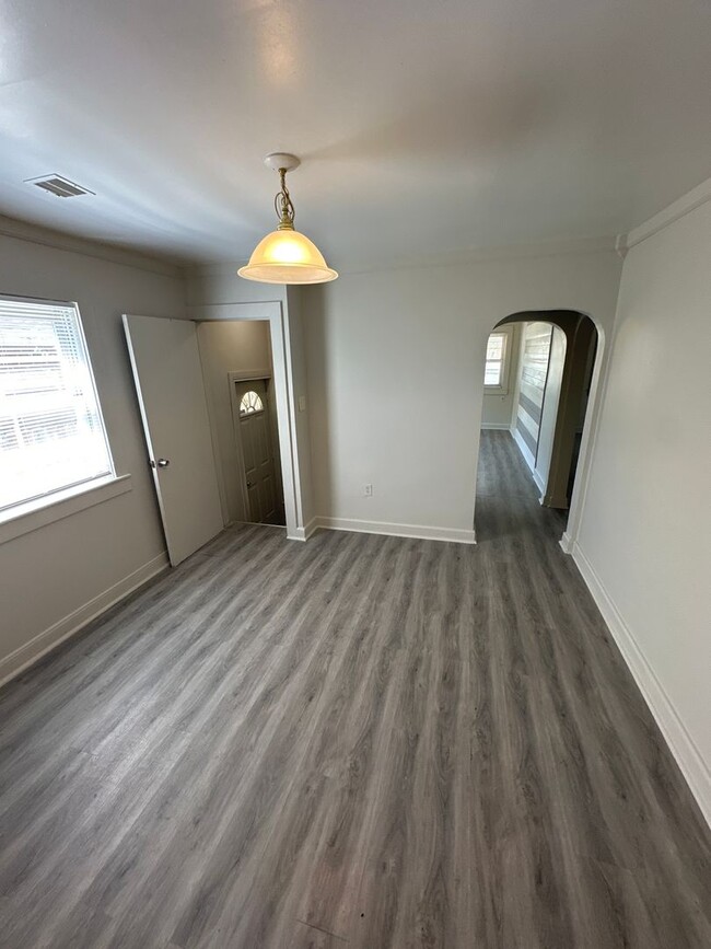 Building Photo - 3-bedroom ranch East York.
