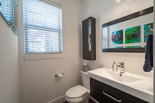 Building Photo - 2 Bed + Flex Room Option in East Dallas Townhome off Greenville Lakewood Neighborhood