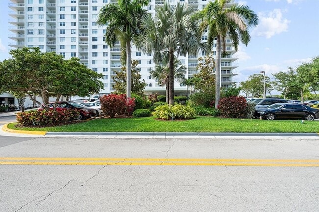 Building Photo - 500 Bayview Dr
