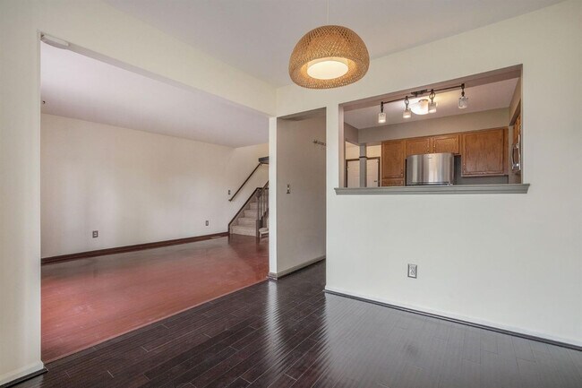 Building Photo - 3088 Village Cir
