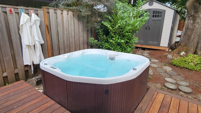 Outoor hot tub - 3804 NE 8th Ave