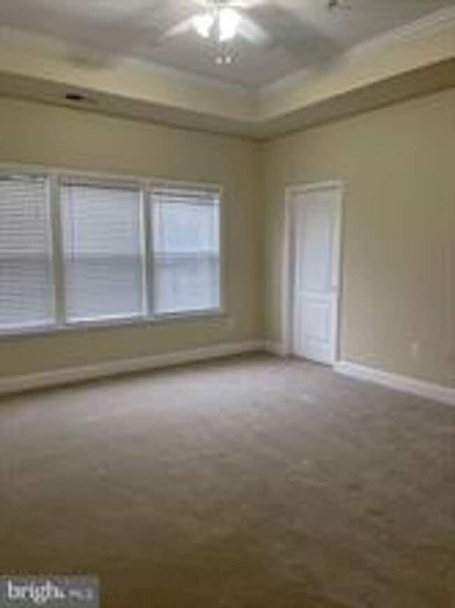 Building Photo - END UNIT TOWNHOUSE WITH 2 CAR GARAGE, 4 BEDROOMS AND 3.5 BATHS..FINISHED REC ROOM