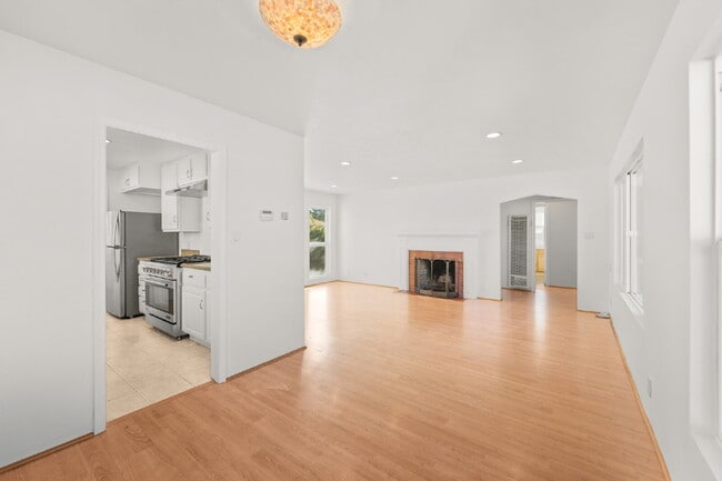 Building Photo - "Charming 2-Bedroom Retreat on Douglas Ave...