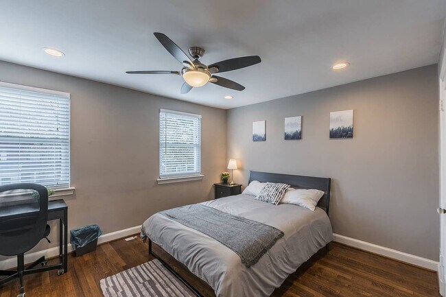 Building Photo - 3277 Montrose Ave