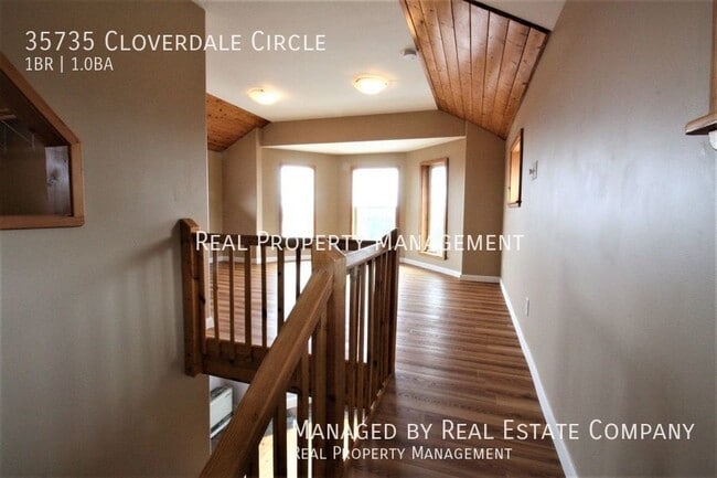 Building Photo - 35735 Cloverdale Cir