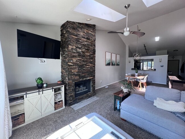 Building Photo - Spacious 3 bedroom Condo In Comstock Park