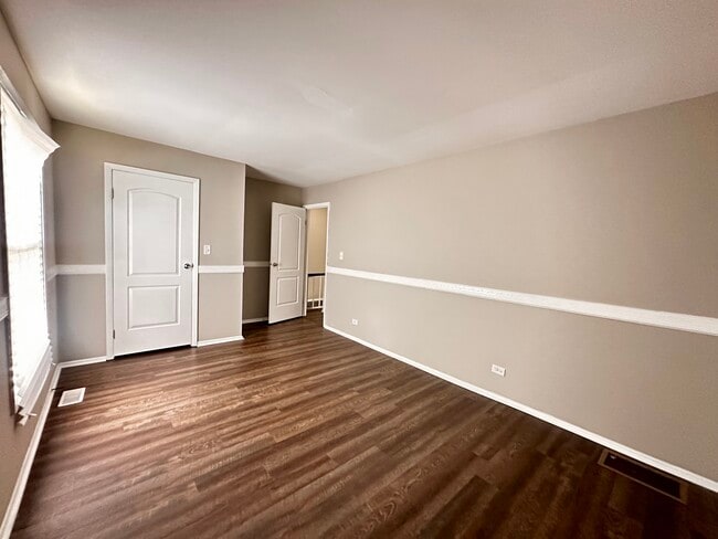 Building Photo - 1401 N Glen Cir