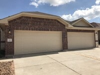 Building Photo - LUXURY TOWNHOME LOCATED IN BASTROP, TEXAS!