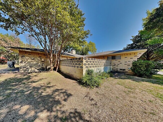 Building Photo - 5827 Caracas Dr