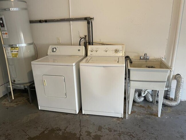 Building Photo - 1040 Spruce St NE