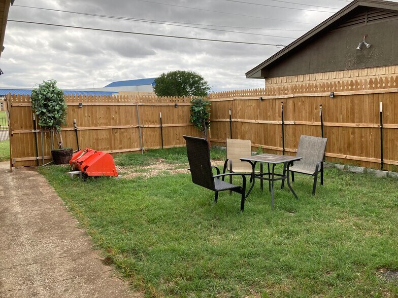 Front courtyard Suite B - 1607 City View Dr