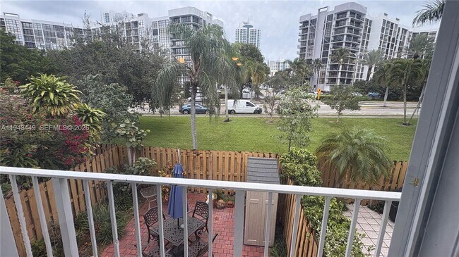 Building Photo - 808 NE 27th Ave