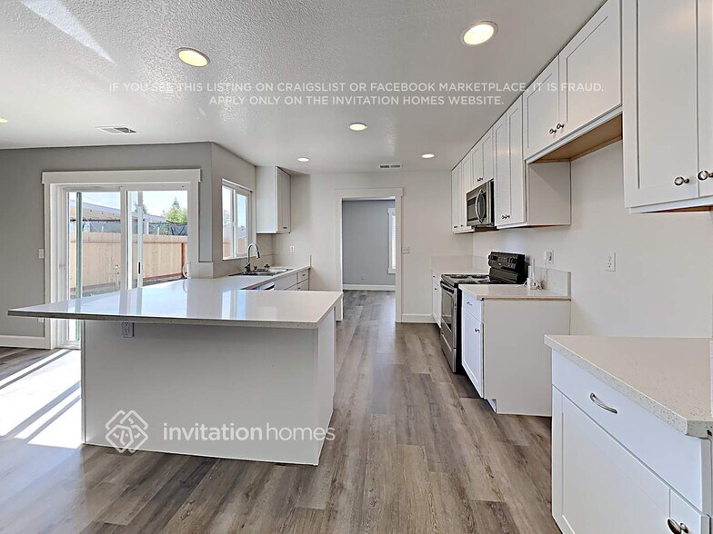 Building Photo - 6085 Kingwood Cir