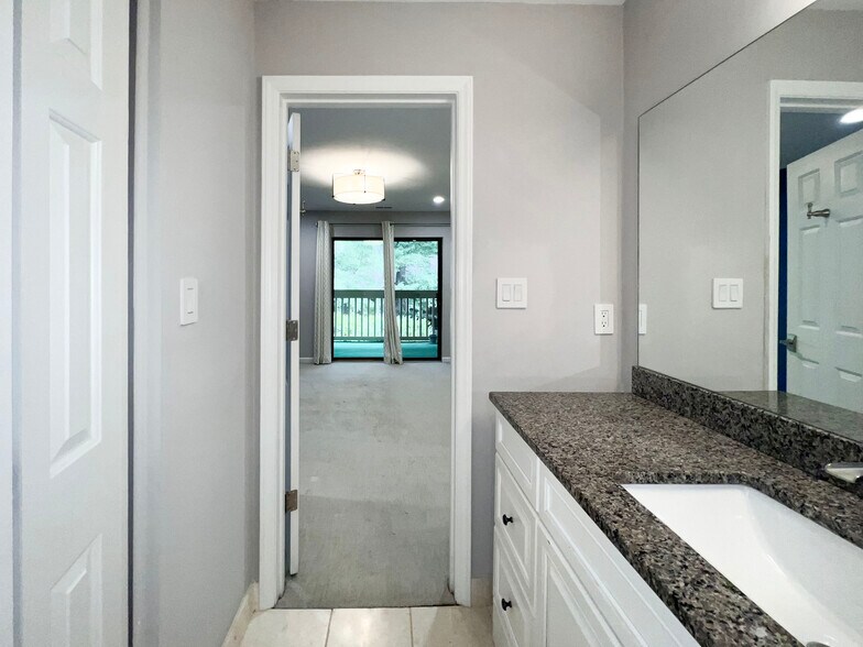 Building Photo - 221 New Kent Pl